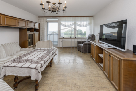 Besichtigungstermin vereinbaren: Ihr neues Zuhause wartet auf Sie! - Wohnzimmer mit Balkon (70331)