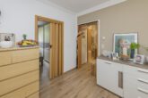 ZWEI WOHNEINHEITEN, EIN LEBENSTRAUM – EXKLUSIVES FAMILIENHAUS MIT EINLIEGERWOHNUNG - Einliegerwohnung Blick vom Wohnzimmer