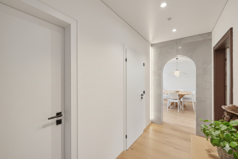 Großzügige 4-Zimmer-Eigentumswohnung mit Balkon, Garage & Ausbaupotenzial - Visualisierung Flur (69950)