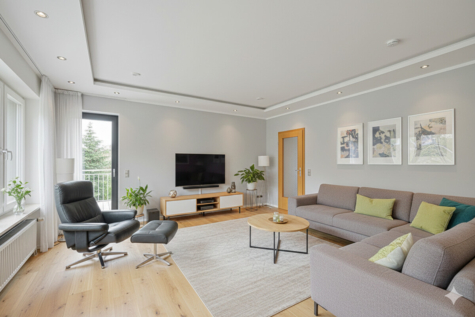 Großzügige 4-Zimmer-Eigentumswohnung mit Balkon, Garage & Ausbaupotenzial - Visualisierung Wohnzimmer (69943)