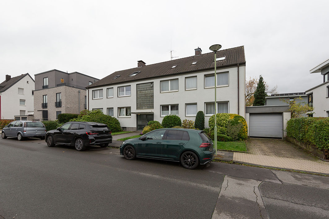 Straßenansicht mit Garage