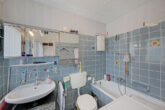 Großzügige 4-Zimmer-Eigentumswohnung mit Balkon, Garage & Ausbaupotenzial - Badezimmer am Schlafzimmer