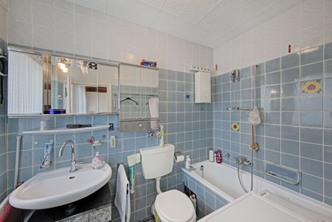 Großzügige 4-Zimmer-Eigentumswohnung mit Balkon, Garage & Ausbaupotenzial - Badezimmer am Schlafzimmer (69955)