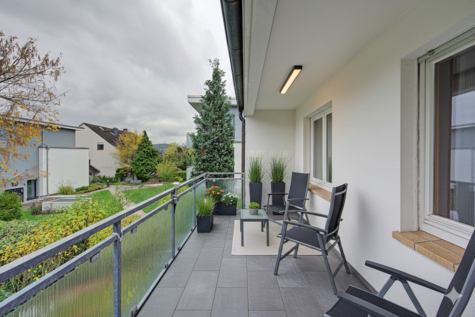 Großzügige 4-Zimmer-Eigentumswohnung mit Balkon, Garage & Ausbaupotenzial - Visualisierung Balkon (69946)