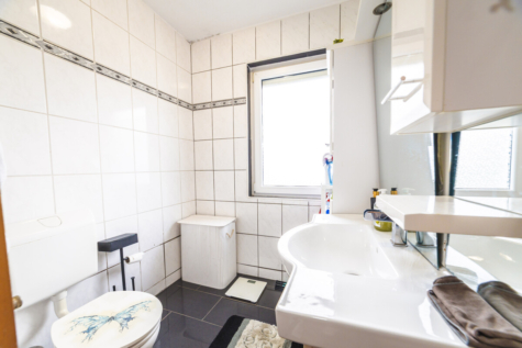 Kapitalanlage mit Ausbaureserve und Entwicklungspotenzial - Badezimmer EG links (69715)