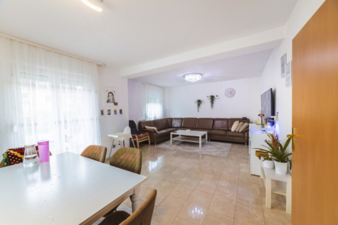 Kapitalanlage mit Ausbaureserve und Entwicklungspotenzial - Wohnzimmer EG links (69718)