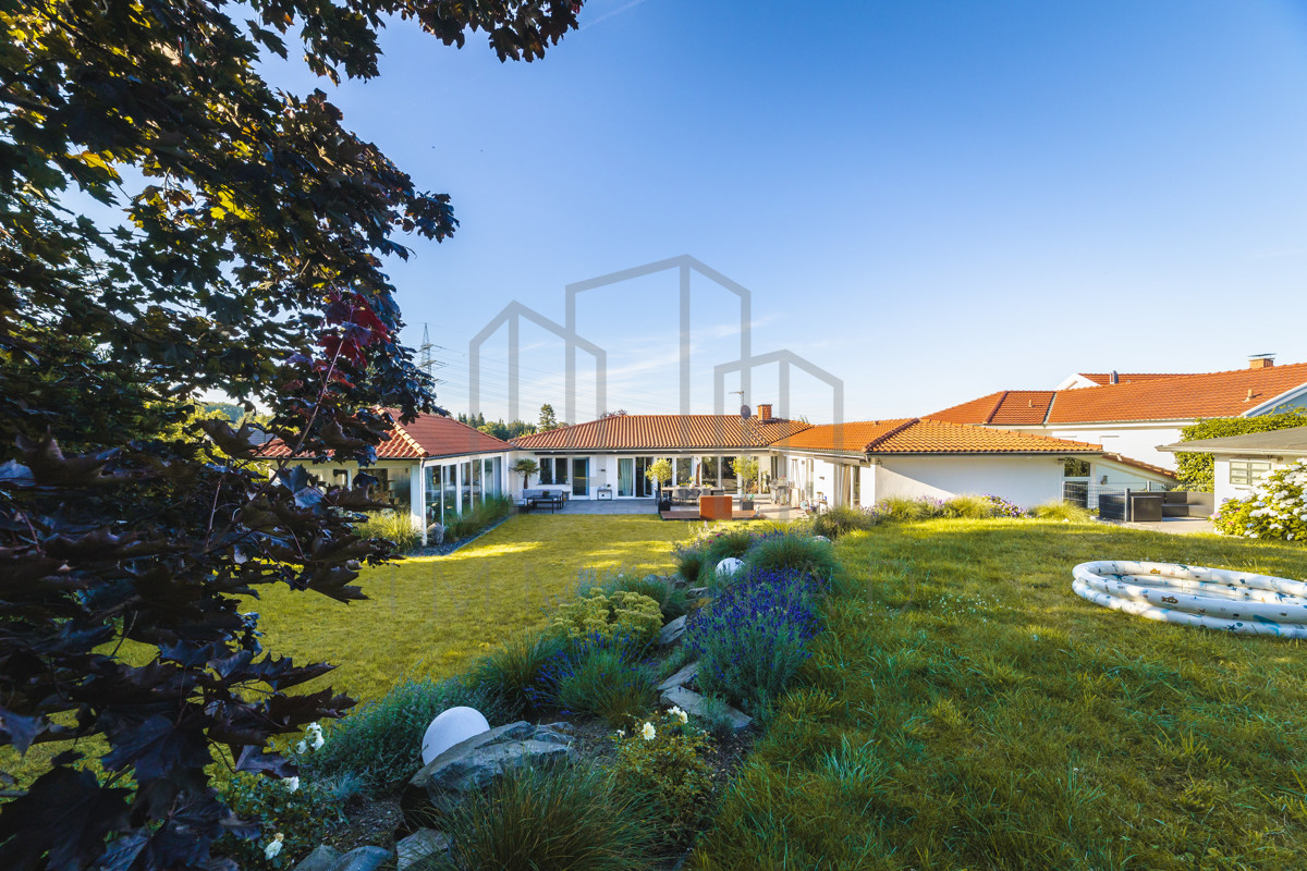 Blick vom Garten zum Haus
