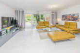Stilvoll wohnen & entspannen – Reiheneckhaus mit Wellness-Extras und Wohlfühlgarten - Wohnbereich mit Blick zum Garten