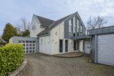 Luxuriöses Wohnen in architektonischem Unikat – Koiteich, Sauna, Solaranlage & mehr - Haus mit Garage und Carport