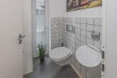 Luxuriöses Wohnen in architektonischem Unikat – Koiteich, Sauna, Solaranlage & mehr - Gäste-WC