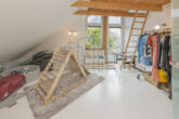 Luxuriöses Wohnen in architektonischem Unikat – Koiteich, Sauna, Solaranlage & mehr - 3. Kinderzimmer mit Zugang zur Dachterrasse und Empore