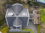 Luxuriöses Wohnen in architektonischem Unikat – Koiteich, Sauna, Solaranlage & mehr - Drohnenaufnahme