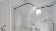 Zuhause zwischen Natur und Stadt – großzügig wohnen mit Komfort - Badezimmer im Obergeschoss
