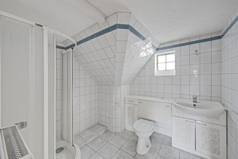 Zuhause zwischen Natur und Stadt – großzügig wohnen mit Komfort - Badezimmer im Obergeschoss (69981)