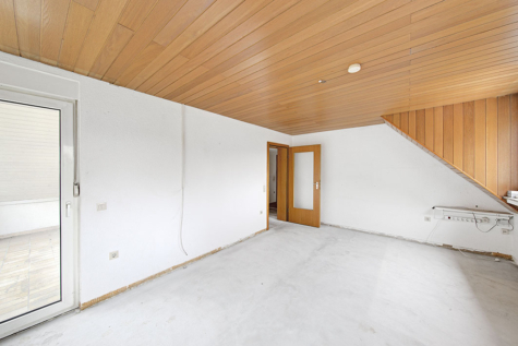 Zuhause zwischen Natur und Stadt – großzügig wohnen mit Komfort - Wohnbereich mit Balkon im Obergeschoss (69980)