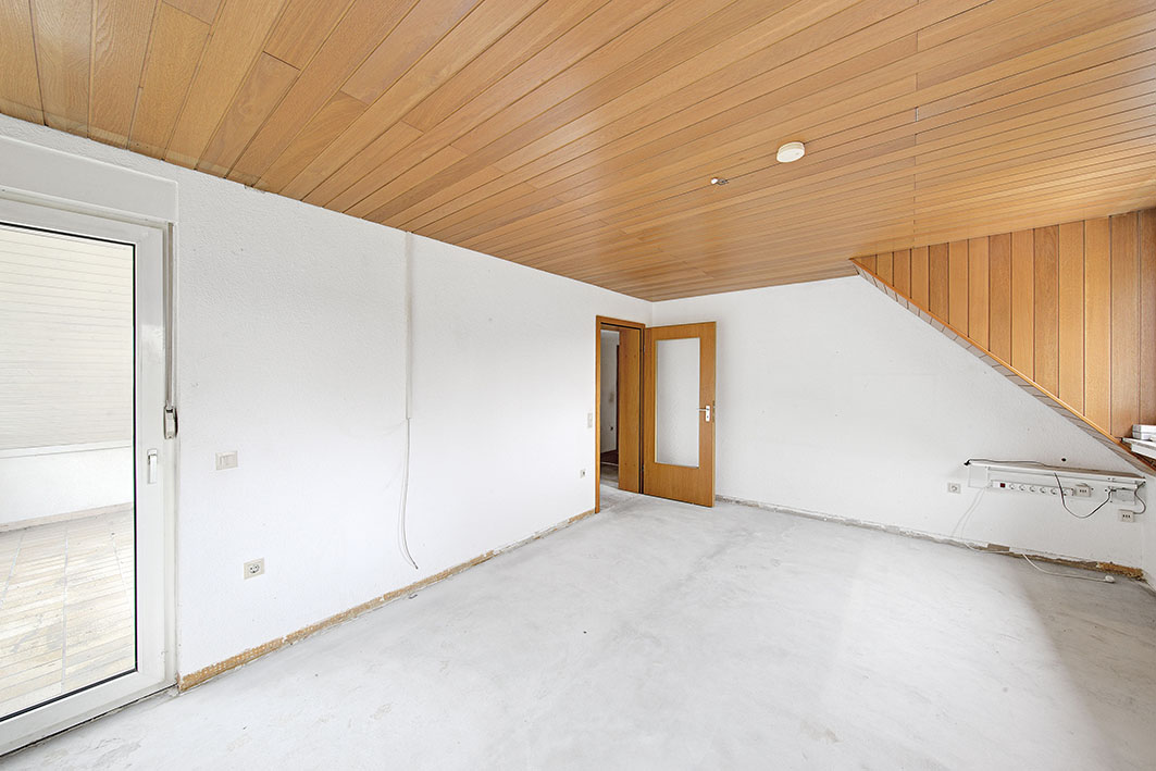 Wohnbereich mit Balkon im Obergeschoss