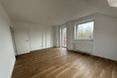 Modernes Wohnen mit Stil: 2-Zimmer-Wohnung mit Balkon und Einbauküche - Wohnzimmer