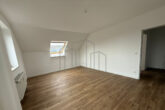 Modernes Wohnen mit Stil: 2-Zimmer-Wohnung mit Balkon und Einbauküche - Wohnzimmer