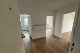 Modernes Wohnen mit Stil: 2-Zimmer-Wohnung mit Balkon und Einbauküche - Diele
