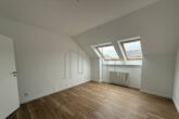 Modernes Wohnen mit Stil: 2-Zimmer-Wohnung mit Balkon und Einbauküche - Schlafzimmer