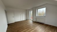 Modernes Wohnen mit Stil: 2-Zimmer-Wohnung mit Balkon und Einbauküche - Wohnzimmer