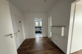 Modernes Wohnen mit Stil: 2-Zimmer-Wohnung mit Balkon und Einbauküche - Diele