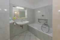 Badezimmer mit Badewanne – EG