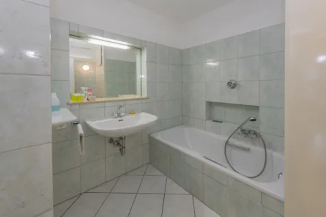 Wohnen und investieren mit Weitblick – Mehrfamilienhaus mit Gartenidylle - Badezimmer mit Badewanne – EG (71459)