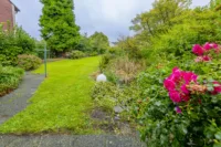 Großzügige Rasenfläche und gewachsener Garten