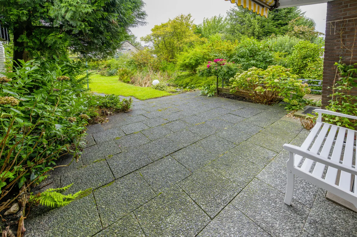 Großzügige Gartenterrasse