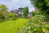 Gartenidylle mit Teich und altem Pflanzenbestand