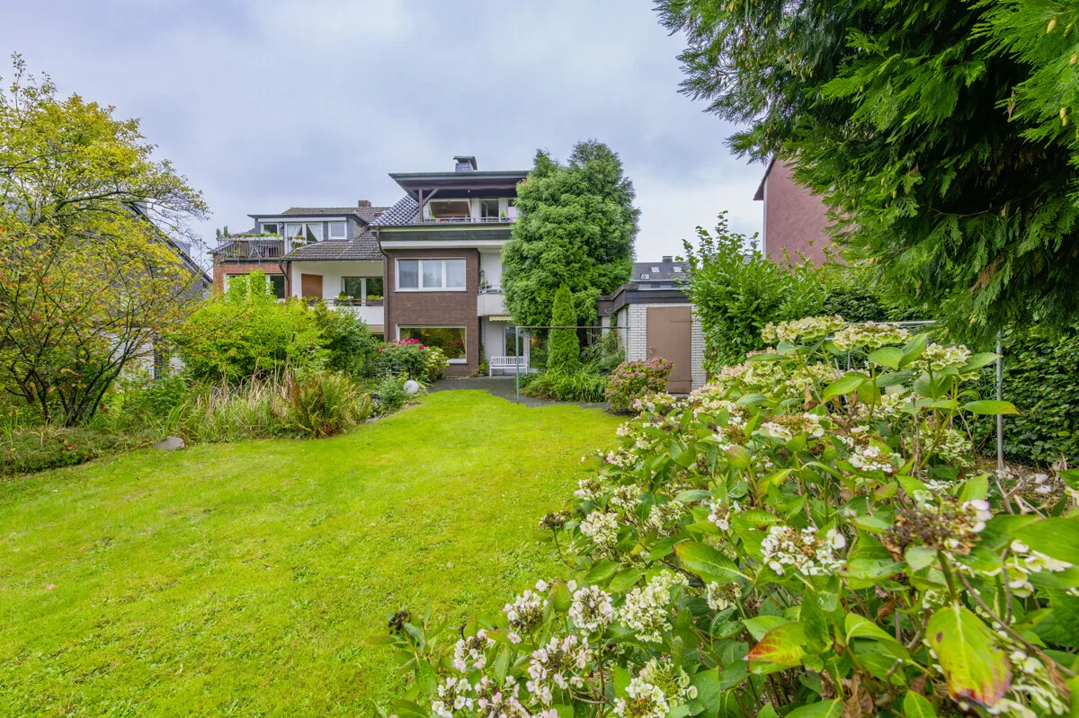 Gartenidylle mit Teich und altem Pflanzenbestand