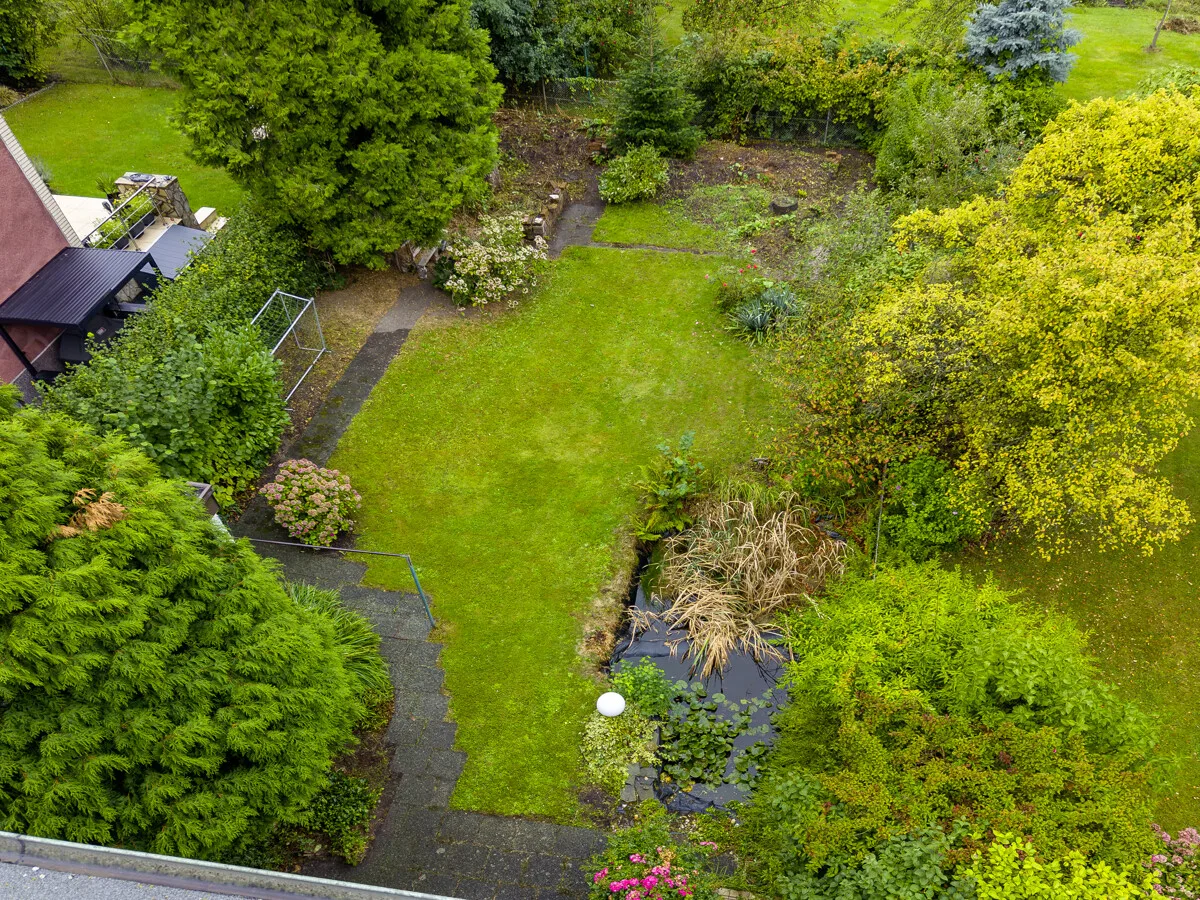 Weitläufiger Garten aus der Vogelperspektive
