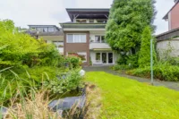 Gartenansicht mit Blick zum Haus