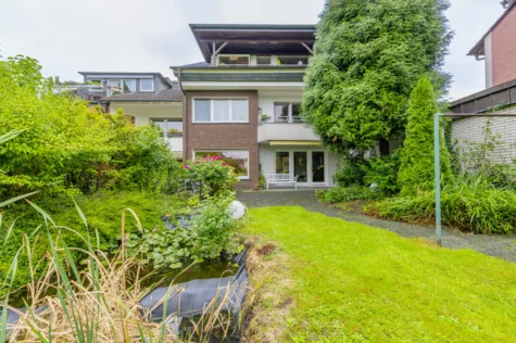 Wohnen und investieren mit Weitblick – Mehrfamilienhaus mit Gartenidylle - Gartenansicht mit Blick zum Haus (71465)