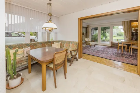 Wohnen und investieren mit Weitblick – Mehrfamilienhaus mit Gartenidylle - Essbereich mit Übergang zum Wohnzimmer – EG (71454)