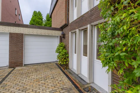 Wohnen und investieren mit Weitblick – Mehrfamilienhaus mit Gartenidylle - Garage und gepflasterte Zufahrt (71450)