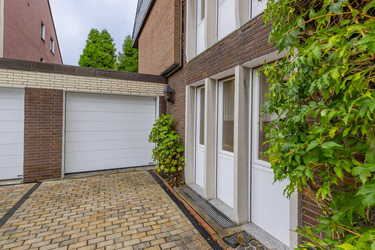 Garage und gepflasterte Zufahrt