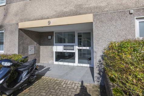 Hochwertig renovierte 3-Zimmer-Wohnung mit Westbalkon - Hauseingang (70105)