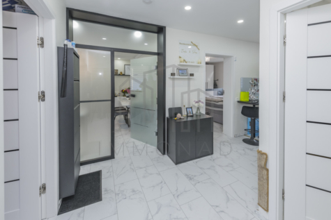 Hochwertig renovierte 3-Zimmer-Wohnung mit Westbalkon - Diele (70100)
