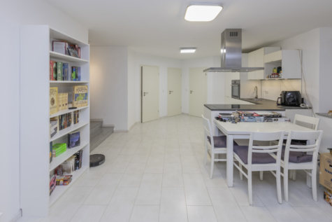 Top-modernisierte, bezugsfreie Eigentumswohnung mit Terrasse und Stellplatz - Blick Richtung Schlafzimmer, Badezimmer und Abstellraum (71194)