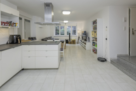 Top-modernisierte, bezugsfreie Eigentumswohnung mit Terrasse und Stellplatz - Küche (71195)
