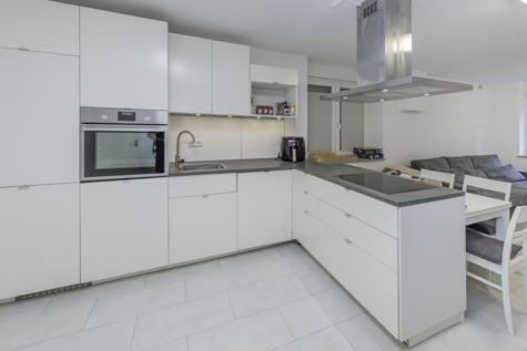 Top-modernisierte, bezugsfreie Eigentumswohnung mit Terrasse und Stellplatz - Küche (71196)