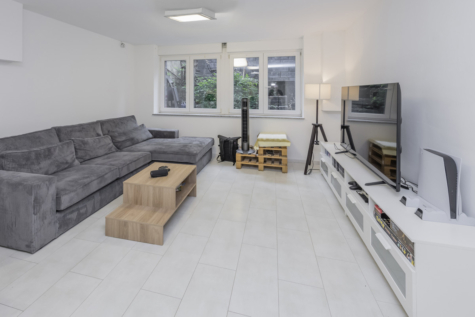 Top-modernisierte, bezugsfreie Eigentumswohnung mit Terrasse und Stellplatz - Wohnzimmer mit Zugang zur Terrasse (71199)