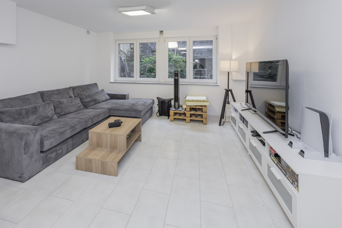Wohnzimmer mit Zugang zur Terrasse