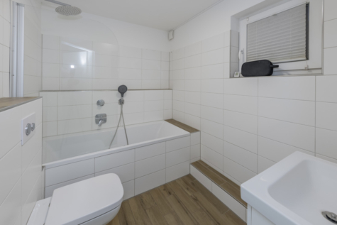 Top-modernisierte, bezugsfreie Eigentumswohnung mit Terrasse und Stellplatz - Badezimmer (71203)