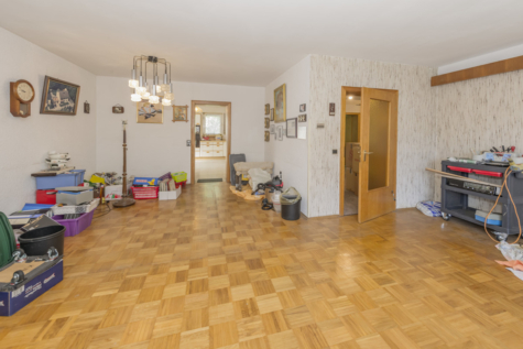 Zweifamilienglück mit ausgiebig Platz im Freien und Schlossblick! - Wohnzimmer (70699)