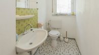 Zweifamilienglück mit ausgiebig Platz im Freien und Schlossblick! - Gäste-WC