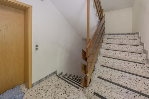 Zweifamilienglück mit ausgiebig Platz im Freien und Schlossblick! - Treppenhaus (70725)