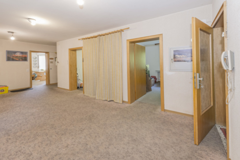 Zweifamilienglück mit ausgiebig Platz im Freien und Schlossblick! - Diele (70696)